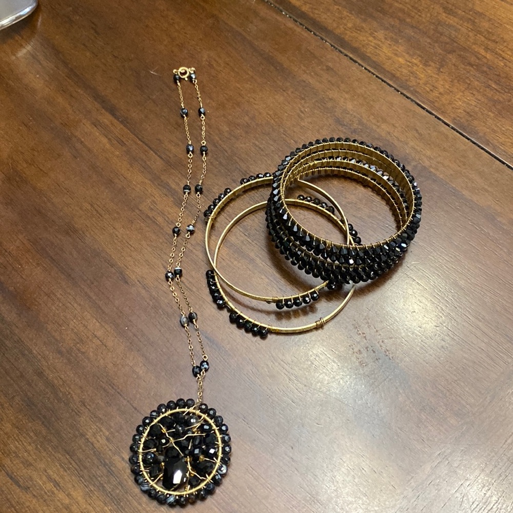 Set of hand made necklace with bracelets.